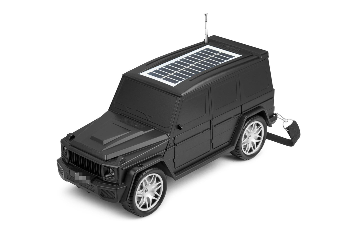 Altavoz Bluetooth en forma de coche clásico combina luces solares y funciones de radio para viajes en el exterior