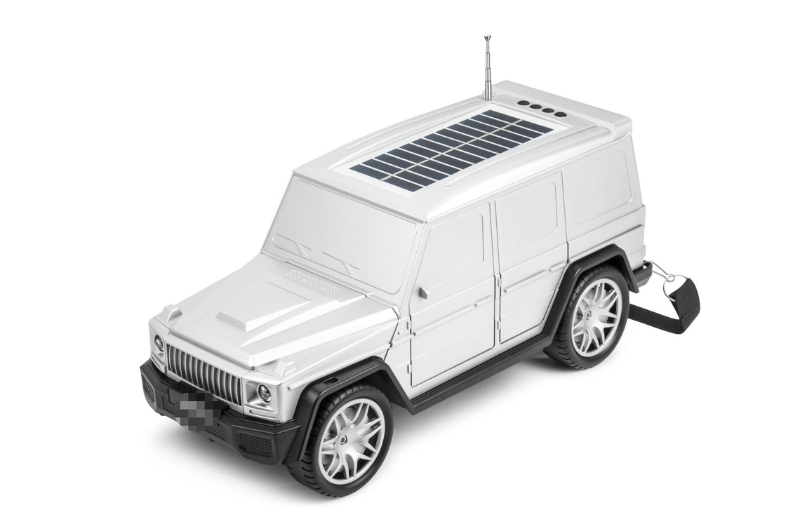 Altavoz Bluetooth en forma de coche clásico combina luces solares y funciones de radio para viajes en el exterior