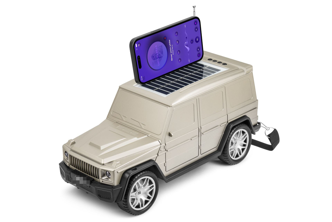 Altavoz Bluetooth en forma de coche clásico combina luces solares y funciones de radio para viajes en el exterior