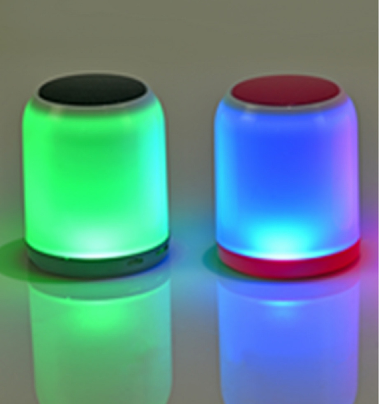 Altavoz Bluetooth compacto con luces coloridas 100Hz-18kHz Respuesta de frecuencia Soporta Bluetooth TF hasta 32GB FM 52mm Driver