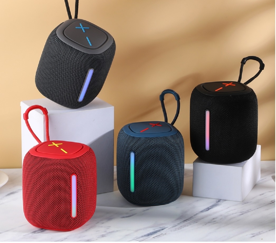 Portable IPX4 Inodoro altavoz Bluetooth 1500mAh Batería Luces RGB colgando correa AUX / TF / FM / USB