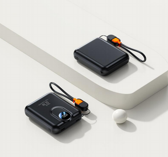 Batería externa de 10000 mAh y 22,5 W de carga rápida con cables integrados y caja a color