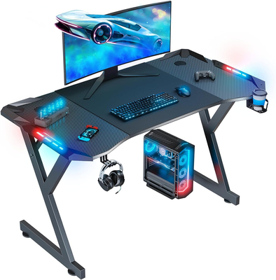 Escritorio de juegos con diseño ergonómico acabado de fibra de carbono luces LED accesorios convenientes para espacios de vida o jugadores